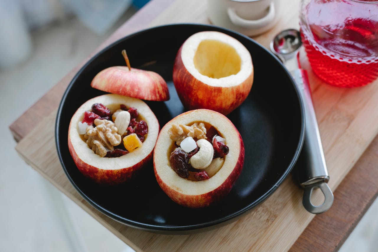 Запеченные яблоки с корицей и орехами: простой и вкусный десерт на зимний вечер