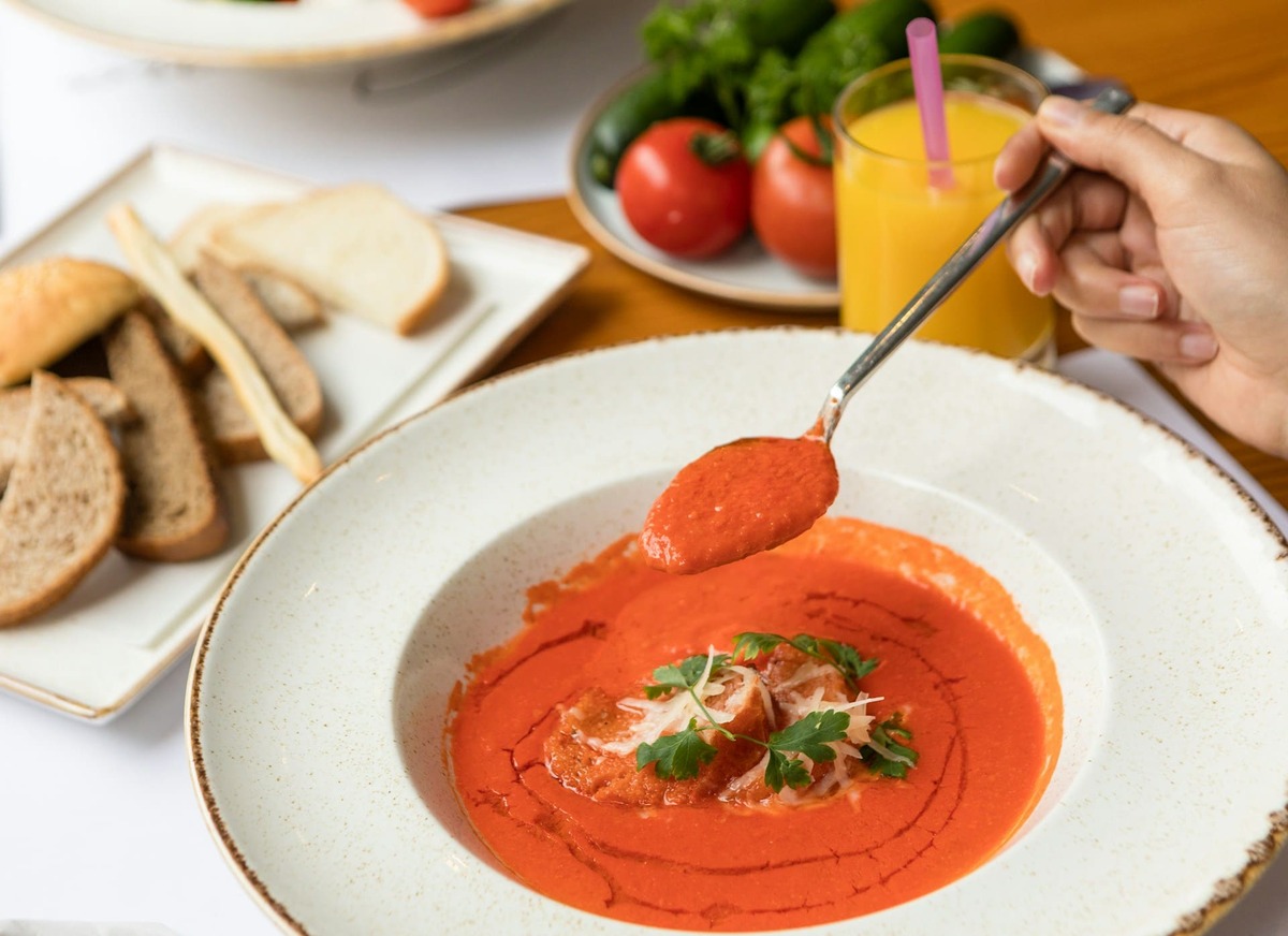 Рецепт острого томатного супа с использованием кинзы и чили