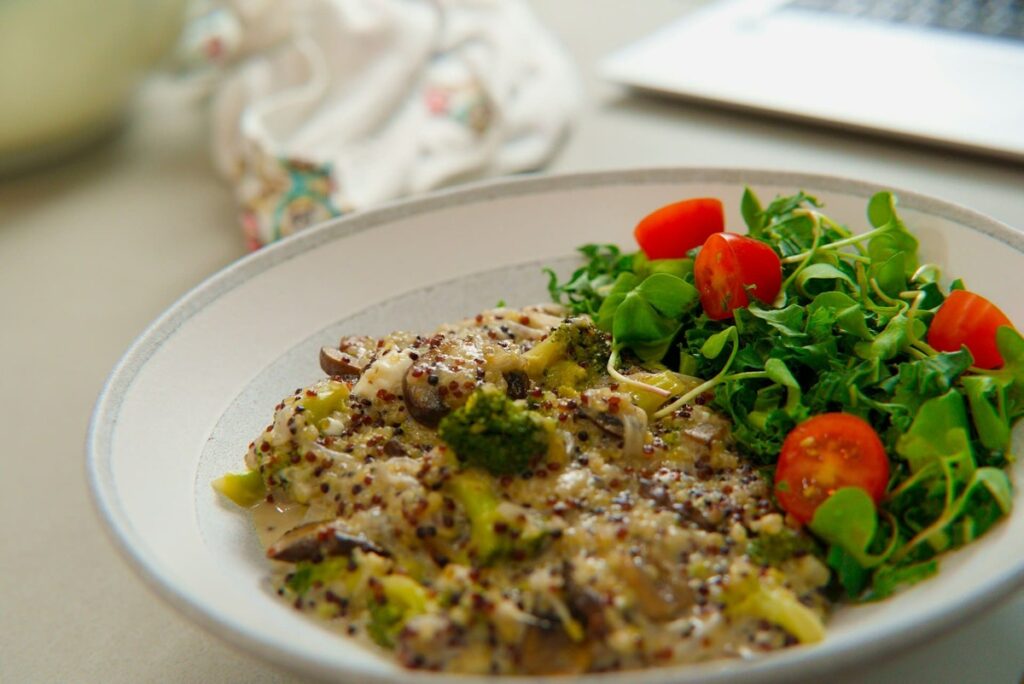 гарнир из киноа с овощами